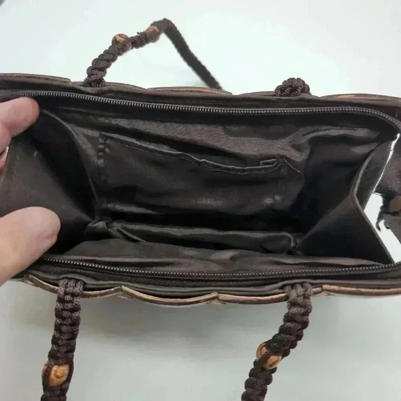 Coco Coconut Shell purse with cowrie shell flowers - Picture 4 of 5